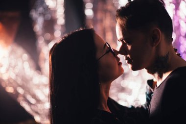 İki parlak bir arka plan üzerinde moda giysiler içinde.