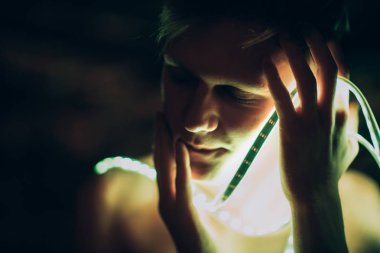 Portre Adam Strip Light LED bant koyu renk arka plan.