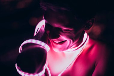 Portre Adam Strip Light LED bant koyu renk arka plan.