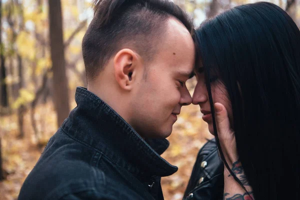 Porträt Einer Jungen Frau Und Eines Mannes Die Herbstlichen Wald — Stockfoto