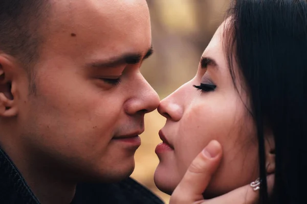 Porträt Einer Jungen Frau Und Eines Mannes Die Herbstlichen Wald — Stockfoto