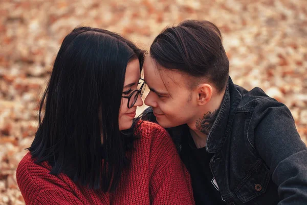 Junger Mann Und Junge Frau Sitzen Auf Einem Karo Einem — Stockfoto