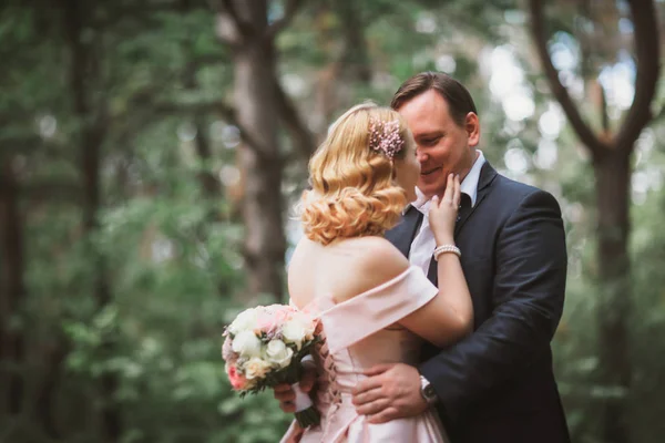 Sposa Sposo Baci Nella Foresta Estiva — Foto Stock