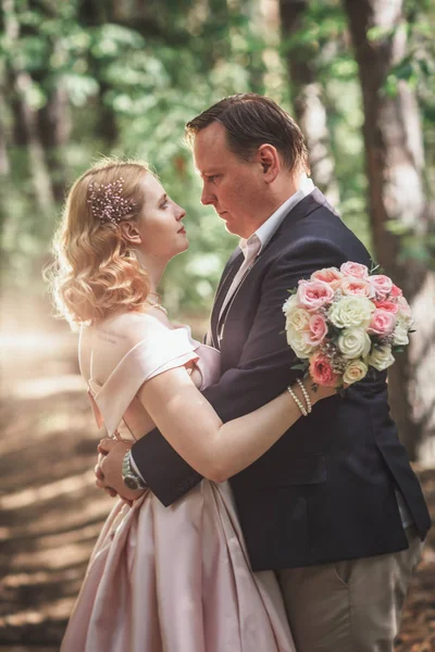 Menyasszony Vőlegény Háttérben Fák Erdei Nap — Stock Fotó