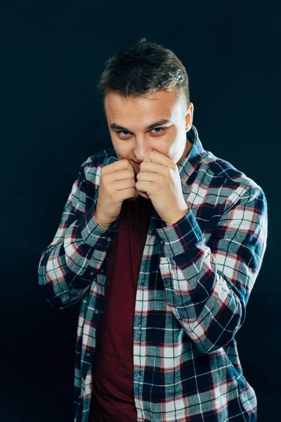 Retrato Jovem Fundo Escuro — Fotografia de Stock