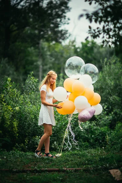 Giovane Ragazza Con Palloncini Sfondo Natura — Foto Stock