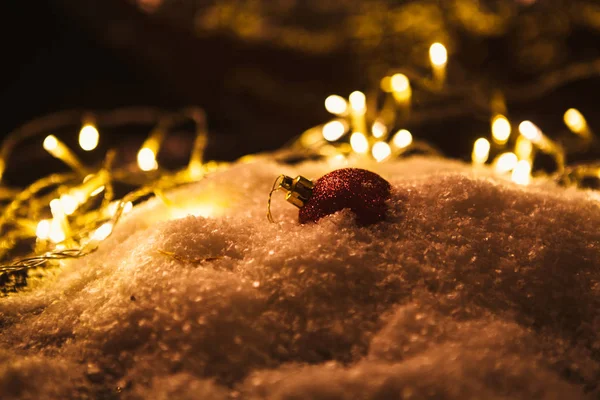 Bola Roja Navidad Guirnalda Luminosa Nieve —  Fotos de Stock