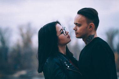 Erkek ve kadın nehir sonbahar yakın:.