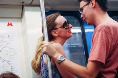 kız ve adam metroda standı.