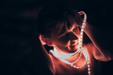 Portre Adam Strip Light LED bant koyu renk arka plan.