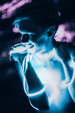 Portre Adam Strip Light LED bant koyu renk arka plan.