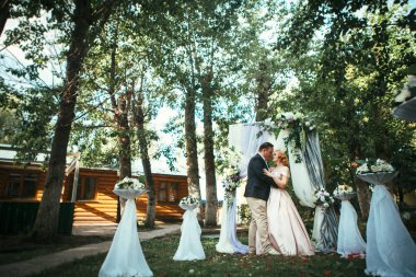 Gelin ve damat düğün töreni arka plan doğa üzerinde üzerinde.