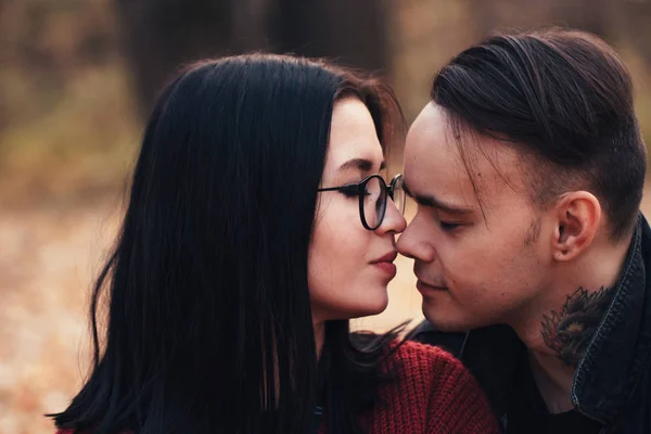 Junger Mann Und Junge Frau Sitzen Auf Einem Karo Einem — Stockfoto