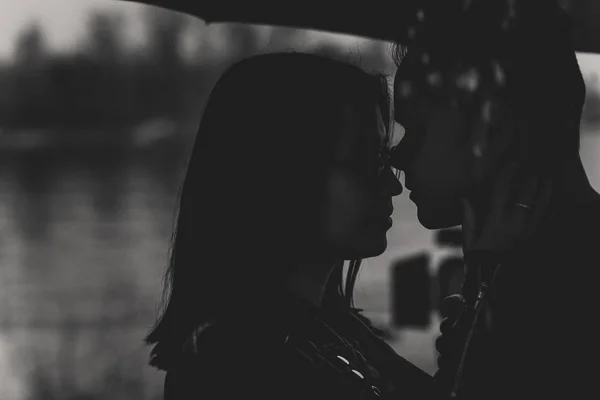 Jovem Homem Mulher Sob Guarda Chuva Chuva — Fotografia de Stock