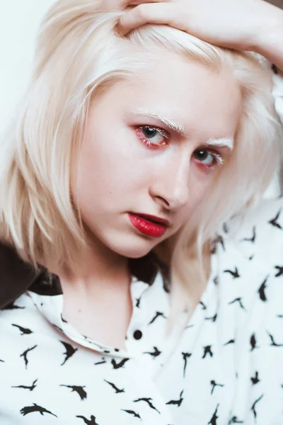 Porträtt Blond Albino Flicka Studio Vit Bakgrund — Stockfoto