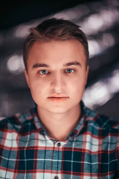 Porträt Eines Jungen Mannes Auf Verschwommenem Hintergrund — Stockfoto