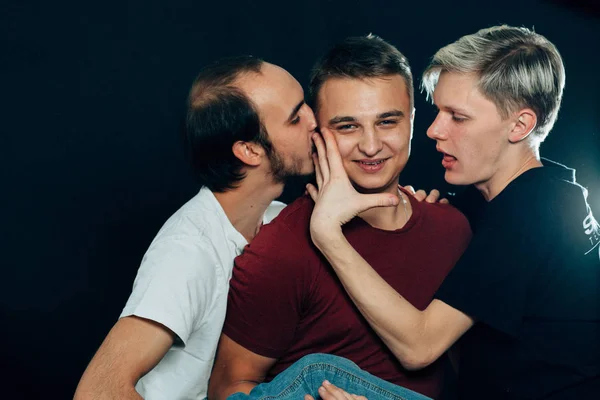 Drie Jongens Zijn Homo Donkere Achtergrond — Stockfoto