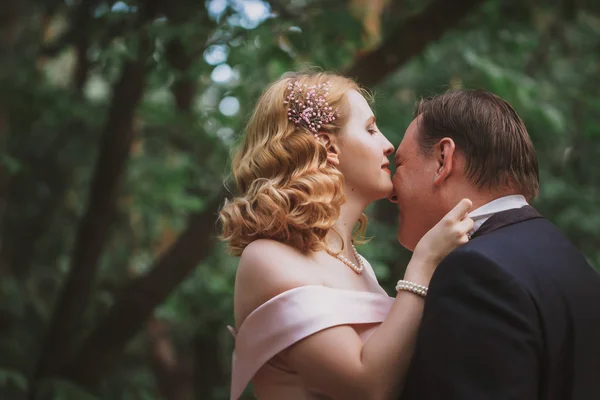Поцелуи Невесты Жениха Летнем Лесу — стоковое фото