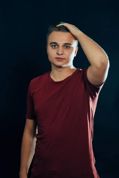 Retrato Joven Sobre Fondo Oscuro — Foto de Stock