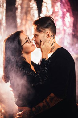 İki parlak bir arka plan üzerinde moda giysiler içinde.