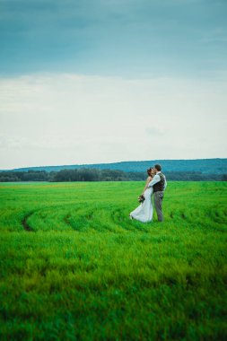 Gelin ve damat alan arka plan üzerinde durmak.