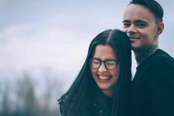 Man Och Kvinna Nära Floden Hösten — Stockfoto