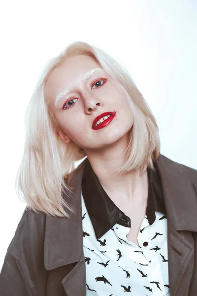 Porträtt Albino Flicka Regnrock Studion — Stockfoto