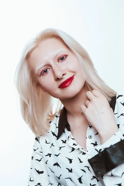 Portre Sarışın Albino Kız Beyaz Arka Plan Üzerinde Studio — Stok fotoğraf