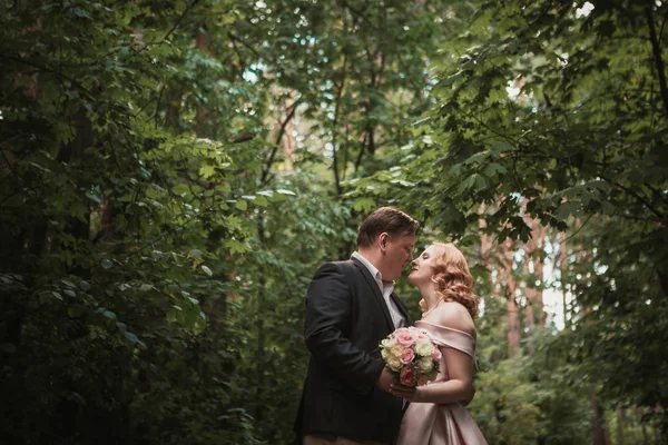 Braut Und Bräutigam Tanzen Waldhintergrund Und Sonnenlicht — Stockfoto