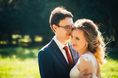 Gelin ve damat doğa özgeçmişlerine kucaklayan.