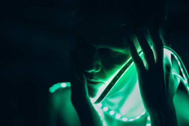 Portre Adam Strip Light LED bant koyu renk arka plan.