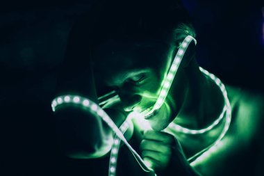Portre Adam Strip Light LED bant koyu renk arka plan.