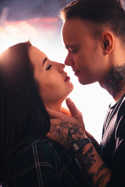Mann Und Mädchen Küssen Nahaufnahme Auf Hellem Hintergrund — Stockfoto