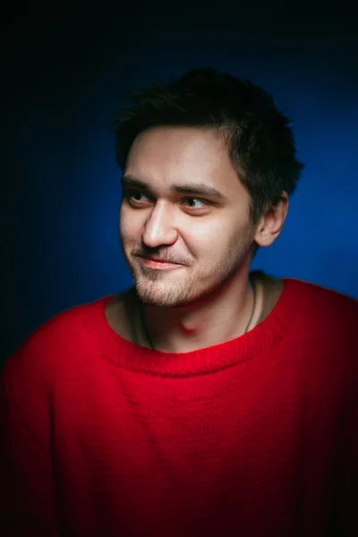 Emotional Young Man Photo Studio Blue Background — Stock Photo, Image