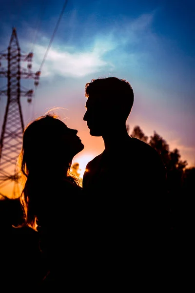 Siluetas Chico Una Chica Campo Sobre Fondo Atardecer — Foto de Stock