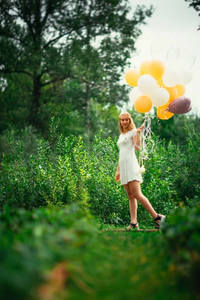 Jeune Fille Avec Des Ballons Sur Fond Nature — Photo