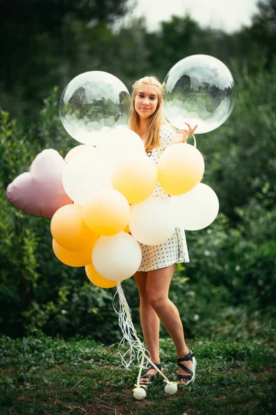 Balonları olan genç bir kız..