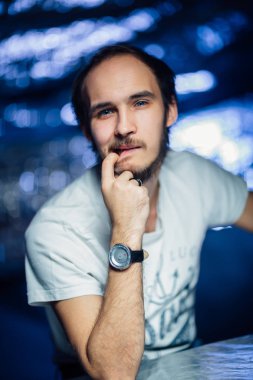 bulanık bir arka plan üzerinde şapkalı bir adam portresi.