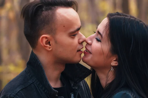 Porträt Einer Jungen Frau Und Eines Mannes Die Herbstlichen Wald — Stockfoto