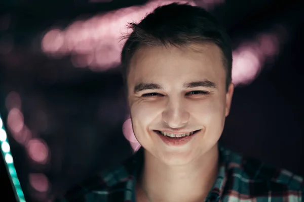 Retrato Joven Sobre Fondo Borroso — Foto de Stock