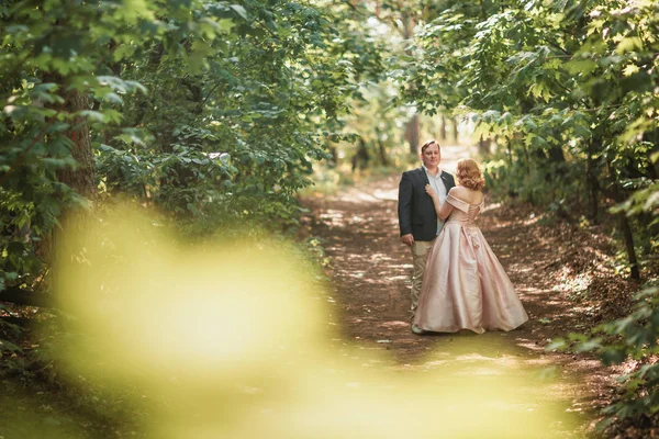 Novia Novio Bailando Fondo Del Bosque Luz Del Sol —  Fotos de Stock