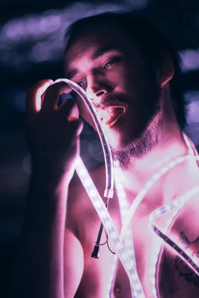 Portret Man Strip Licht Led Tape Donkere Achtergrond — Stockfoto