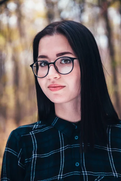 Porträt Einer Jungen Frau Herbstlichen Wald — Stockfoto