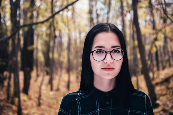 Retrato Uma Jovem Mulher Floresta Outono — Fotografia de Stock