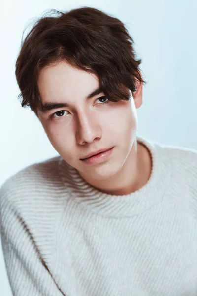 Studioporträt Junger Mann Grauem Pullover Auf Weißem Hintergrund — Stockfoto