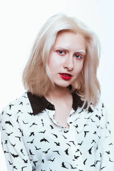 Muotokuva Blondi Albiino Tyttö Studiossa Valkoisella Taustalla — kuvapankkivalokuva