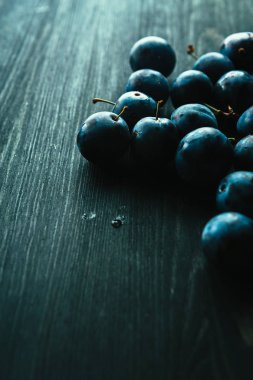 siyah arka plan üzerine birçok taze erik yakın çekim.