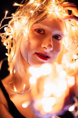 çelenk siyah arka plan üzerine bir kızla portresi.