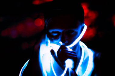 Portre Adam Strip Light LED bant koyu renk arka plan.
