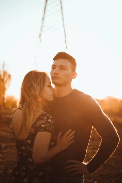 男と女 夕日を背景にフィールドで — ストック写真